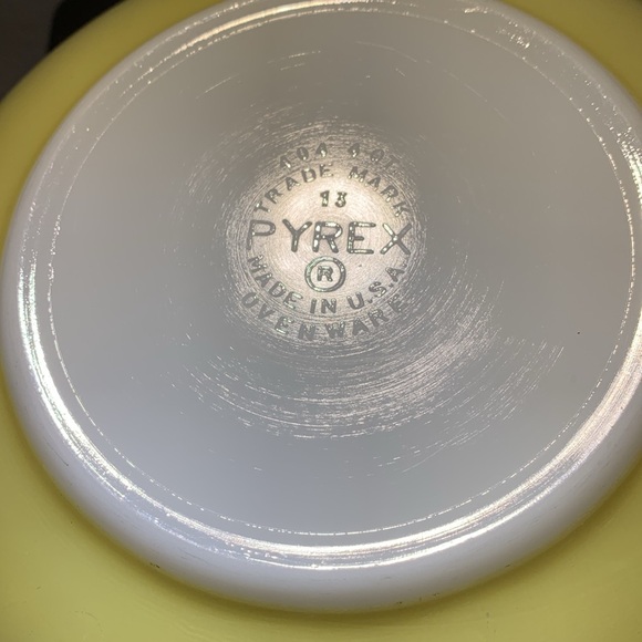 Large Vintage Pyrex Bowl - Picture 2 of 4